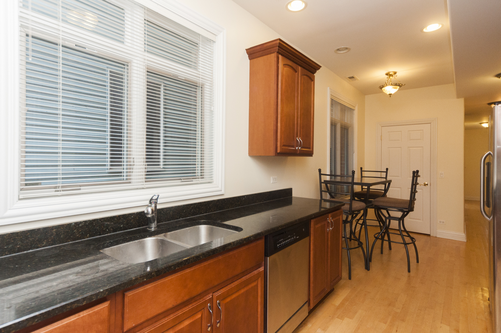 2416 N Greenview Avenue Unit: 3