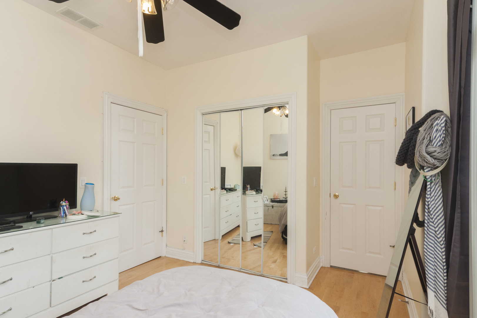 2416 N Greenview Avenue Unit: 3