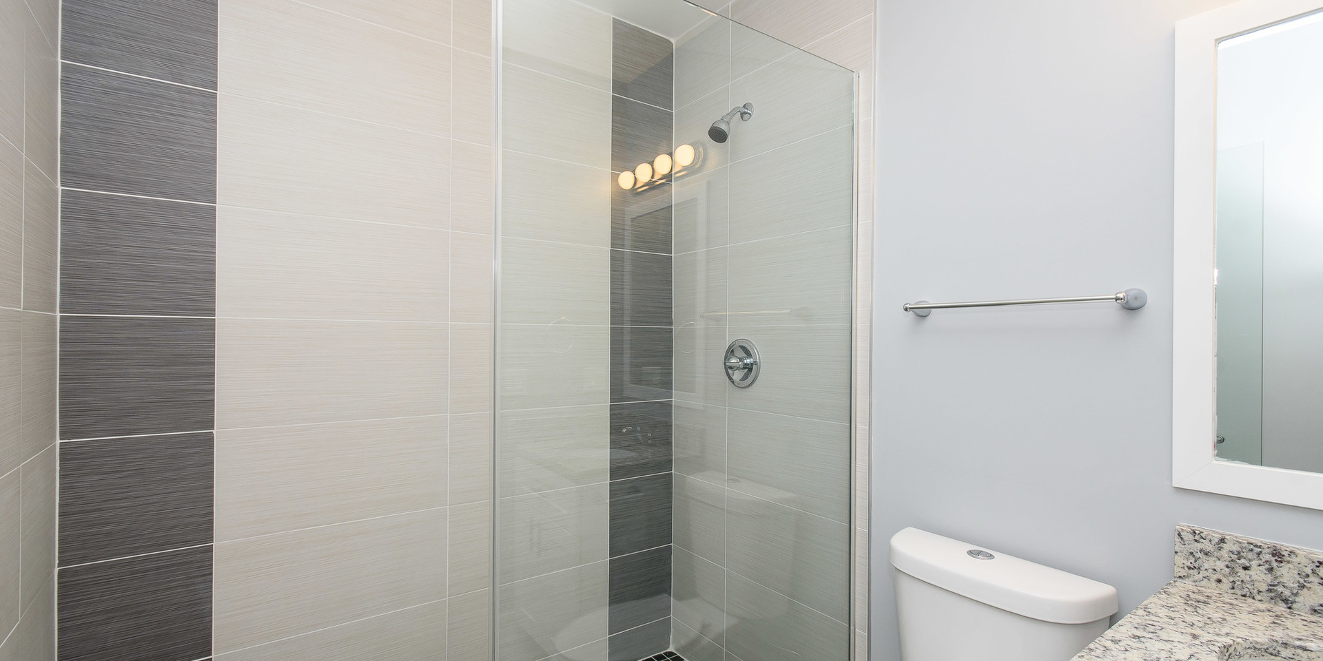 2163 N Bell Avenue Unit: 2R