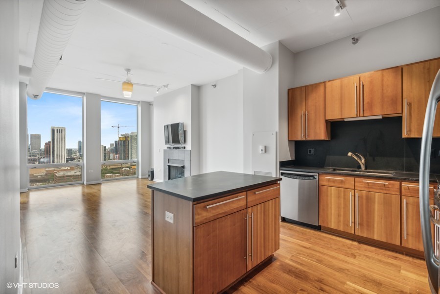 700 N LARRABEE Street Unit: 1711