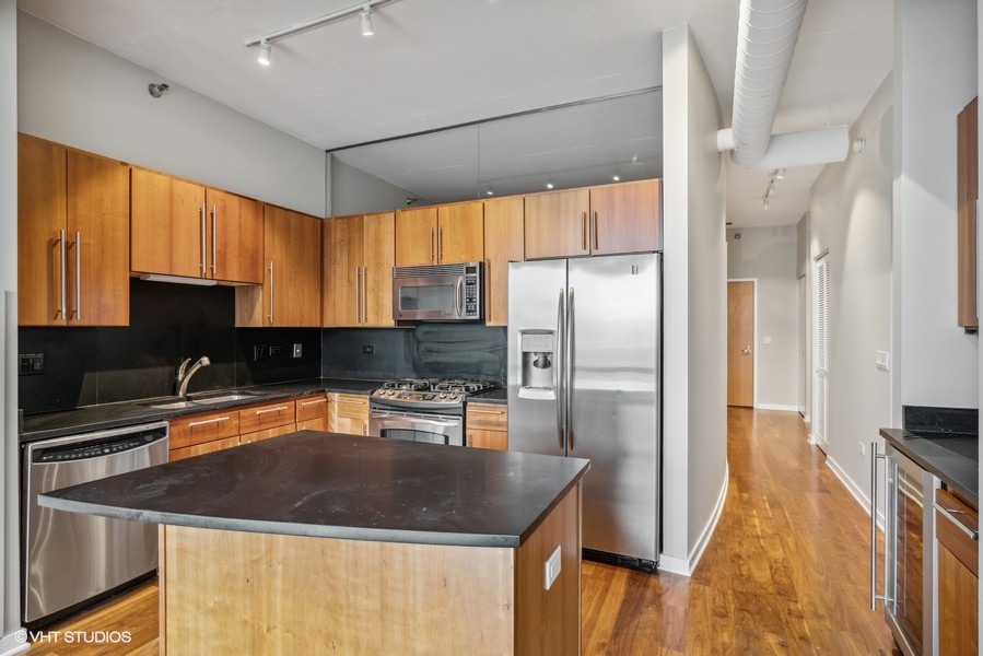 700 N LARRABEE Street Unit: 1711