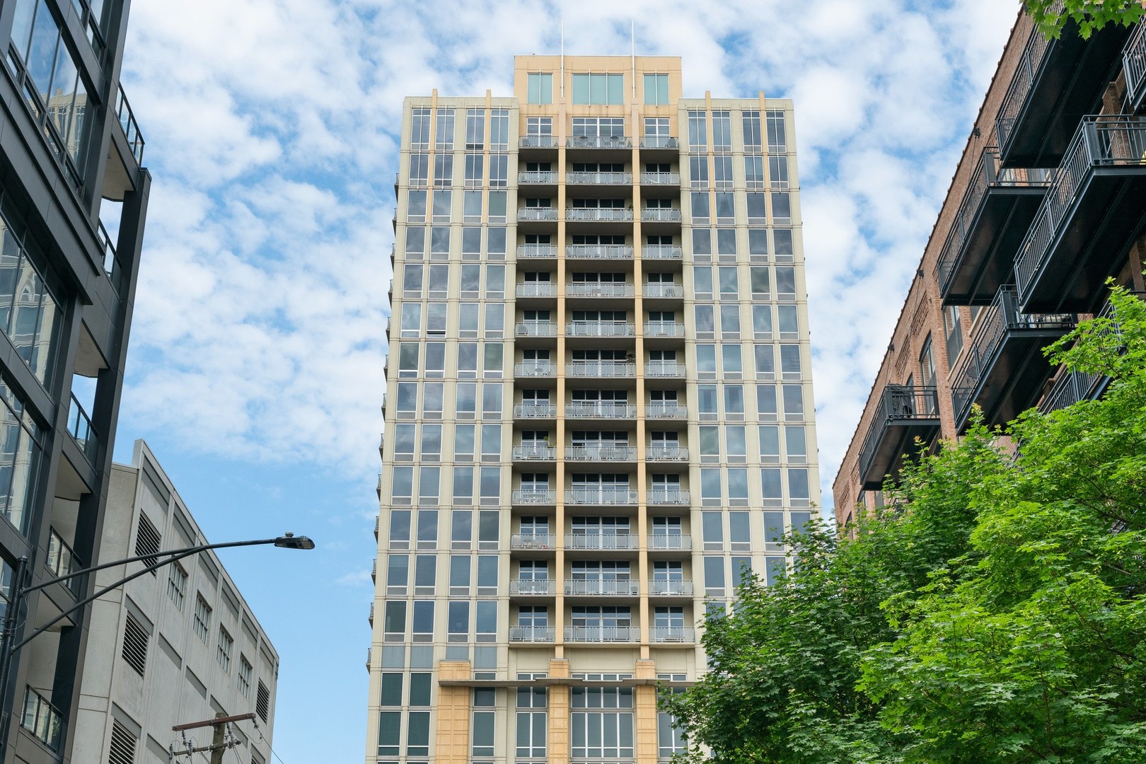 700 N LARRABEE Street Unit: 1711
