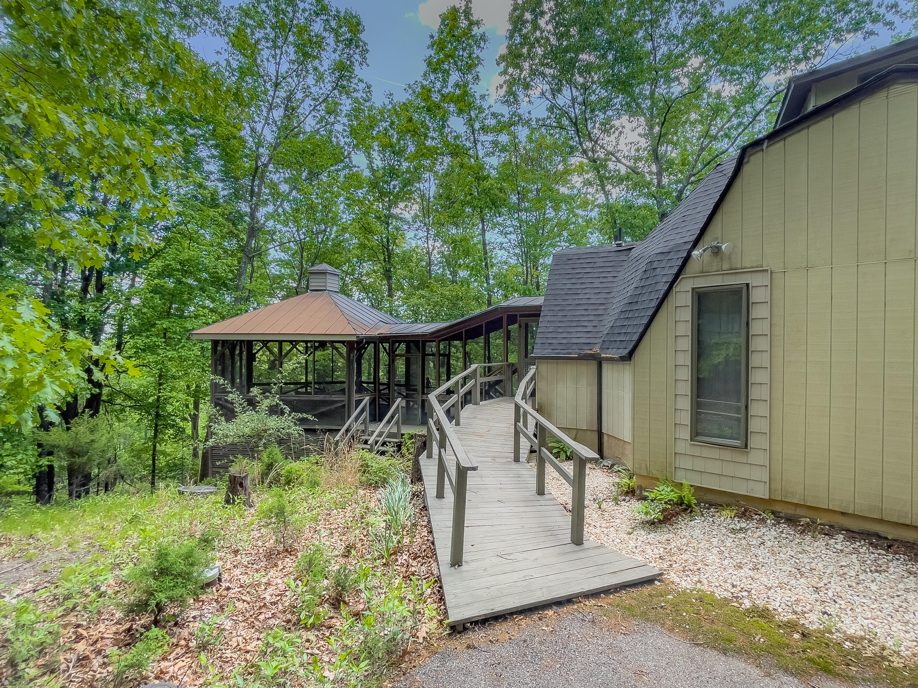 68 Little House Ln