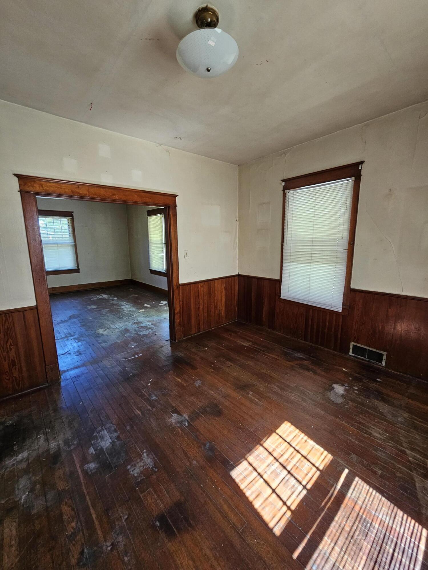 290 W. RailRoad Ave