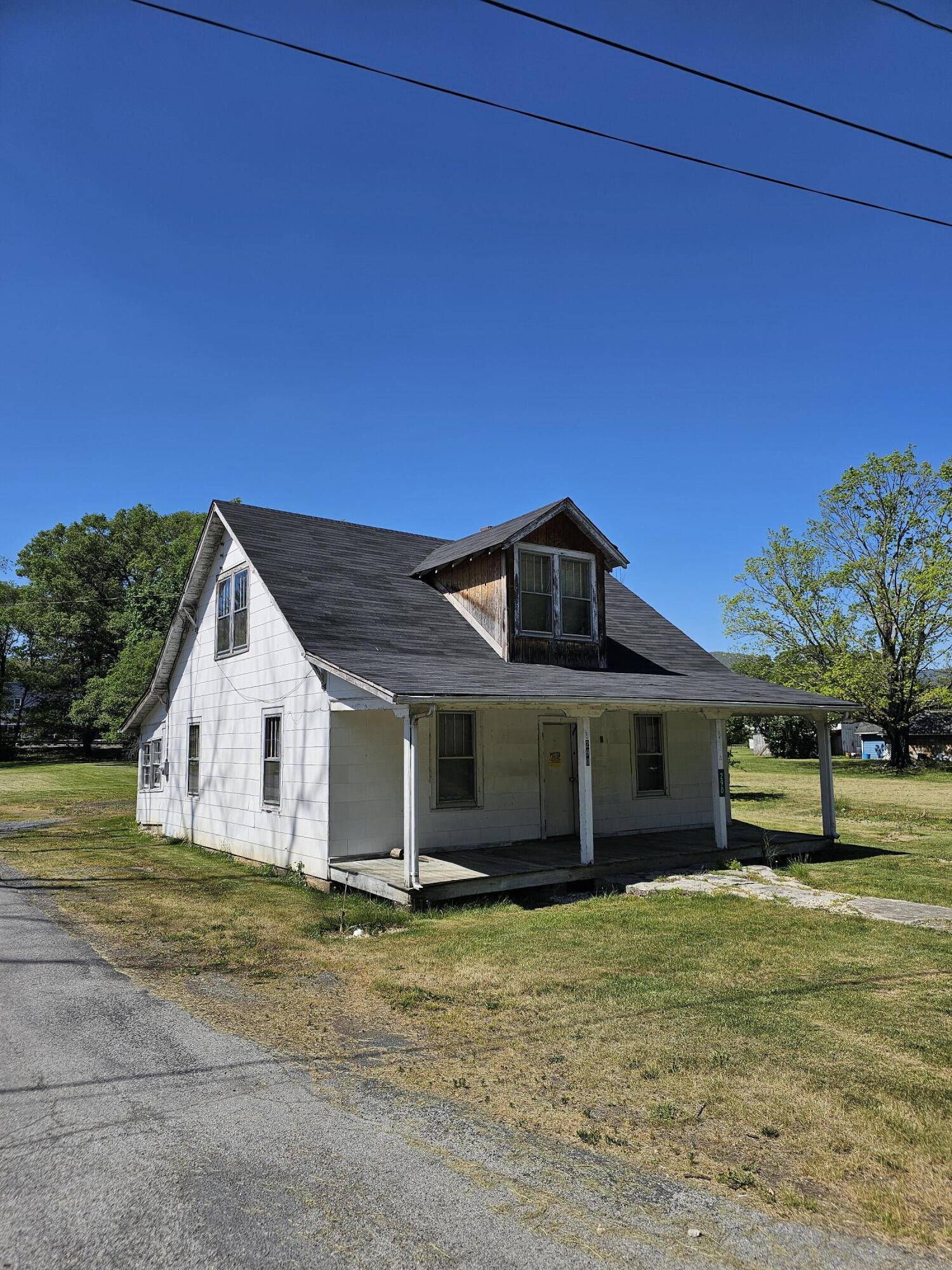 290 W. RailRoad Ave