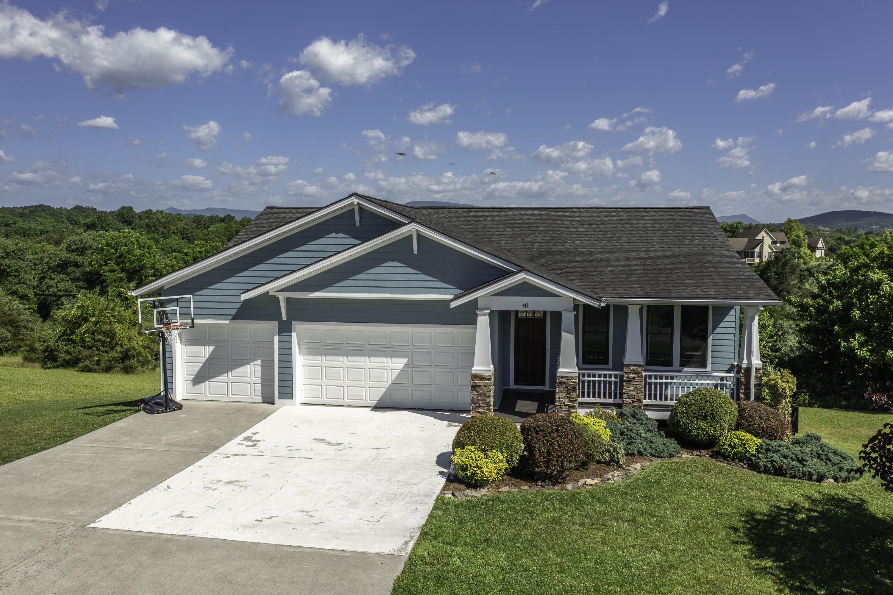 40 Cora Ln