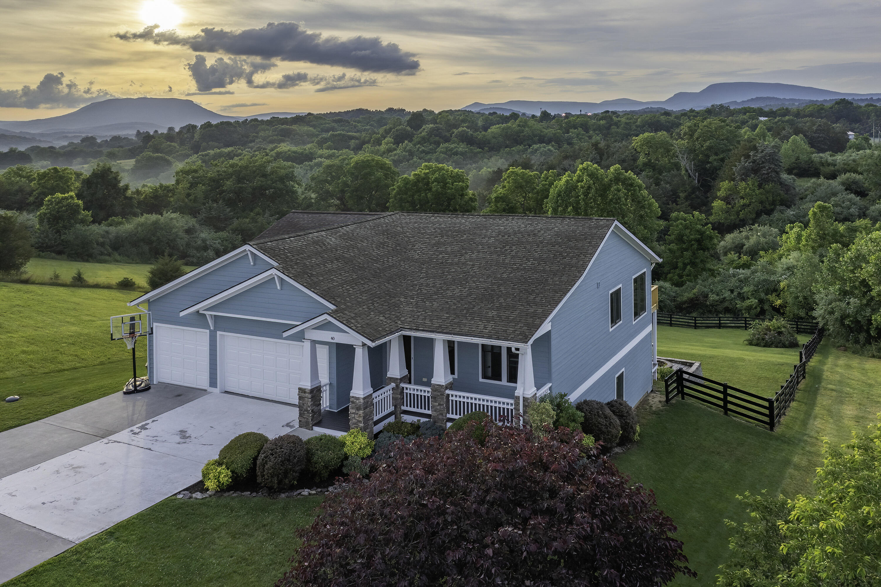 40 Cora Ln