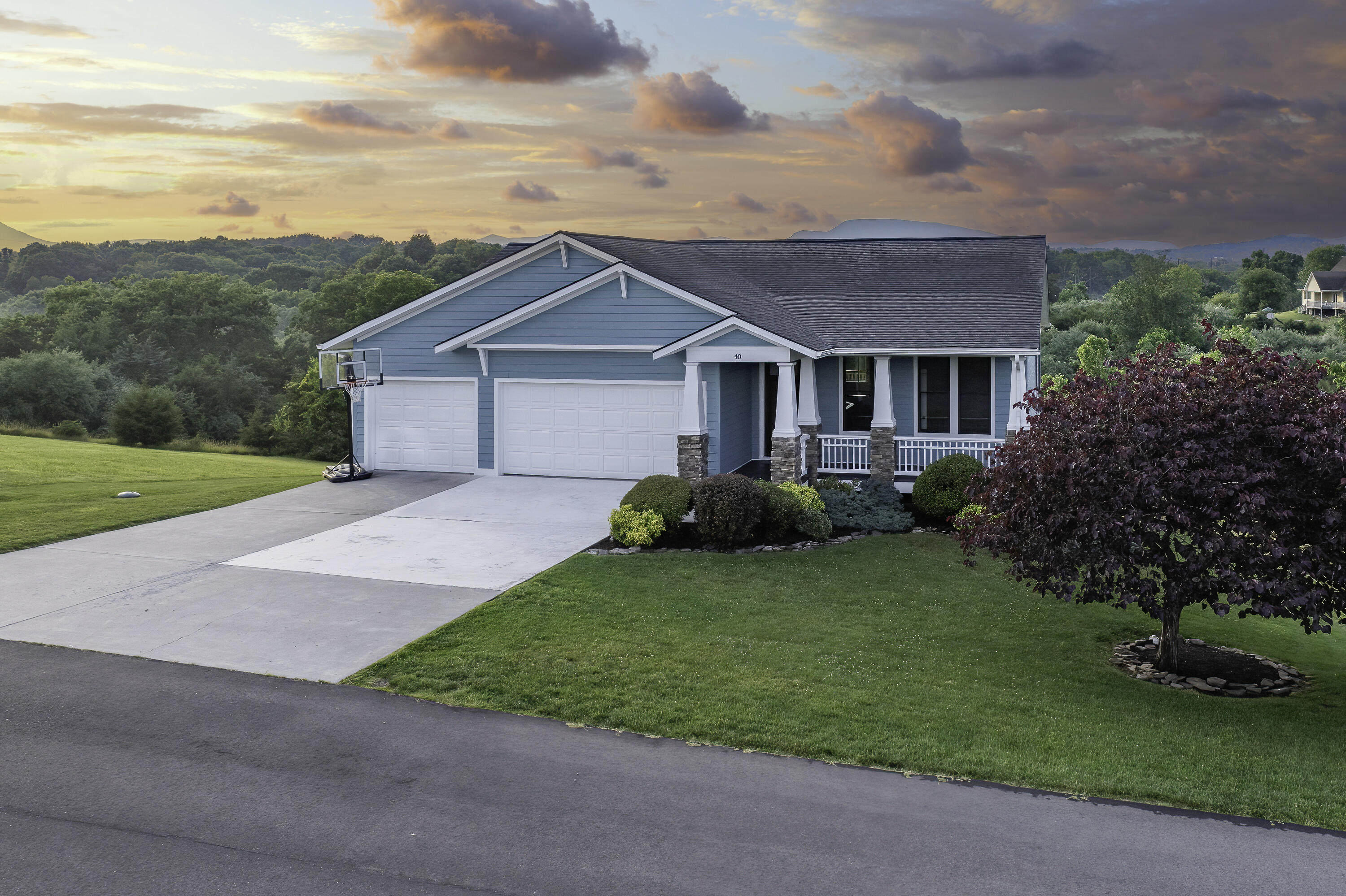 40 Cora Ln