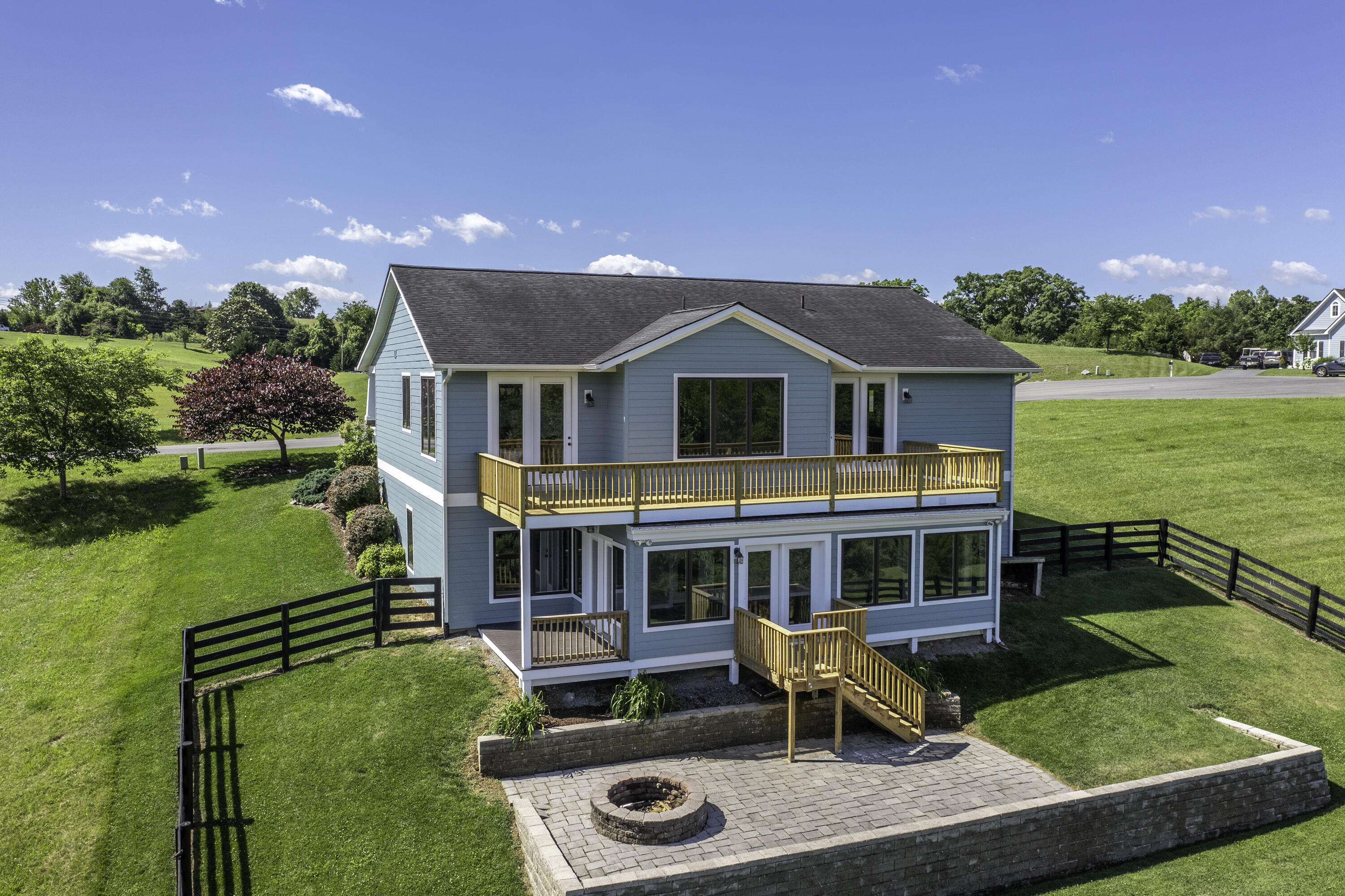 40 Cora Ln