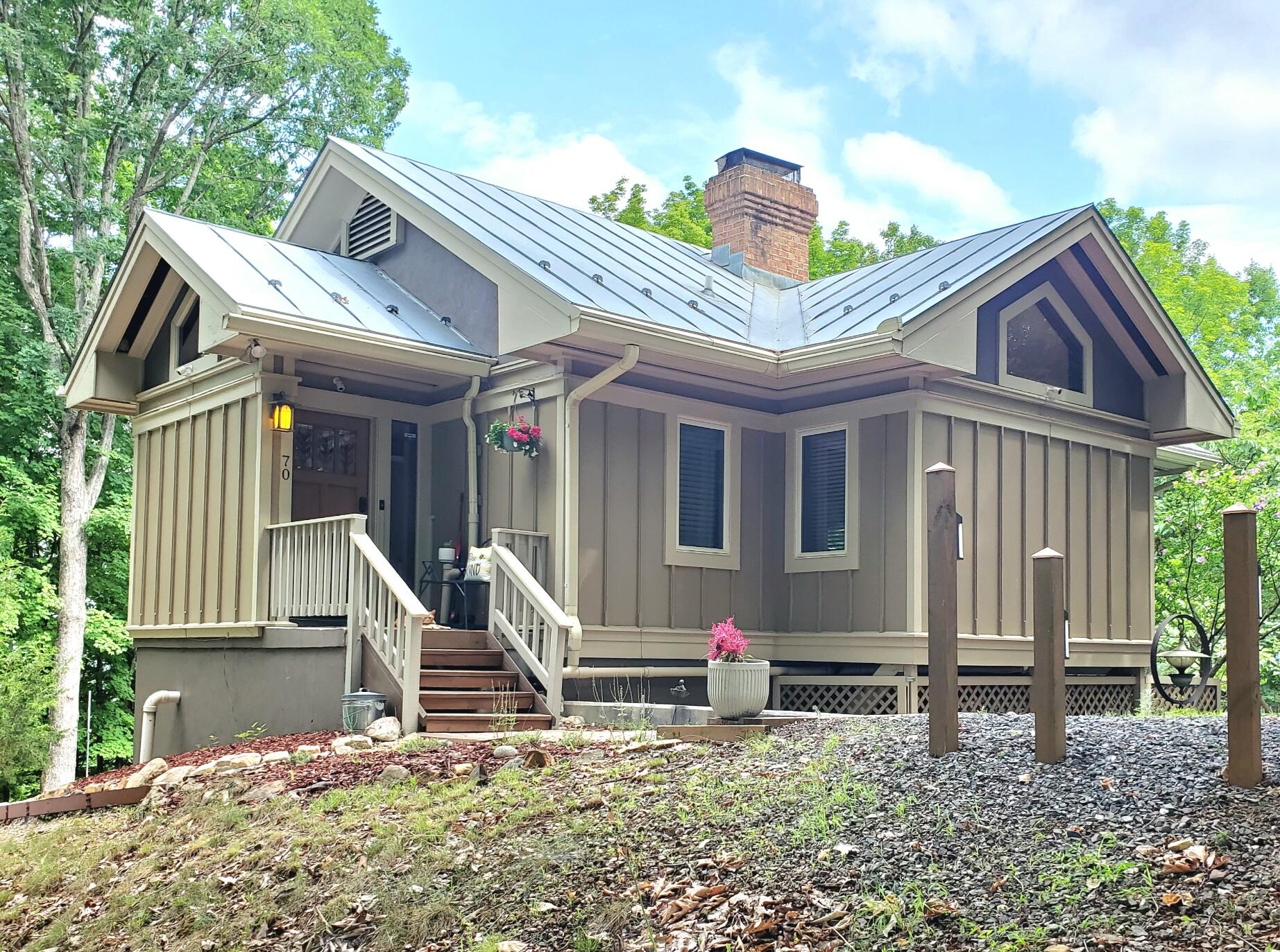 70 Mountain Song Ln