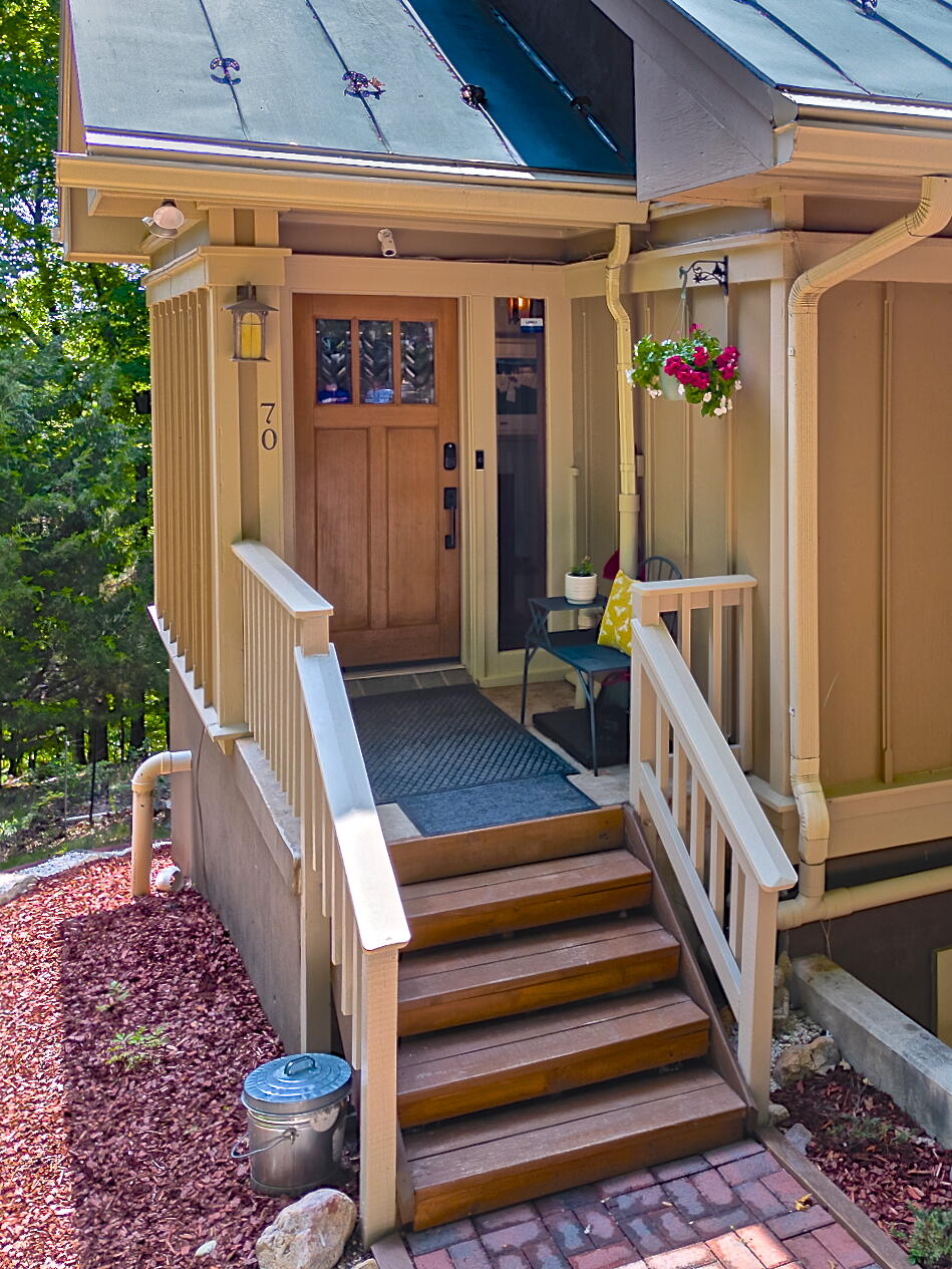 70 Mountain Song Ln