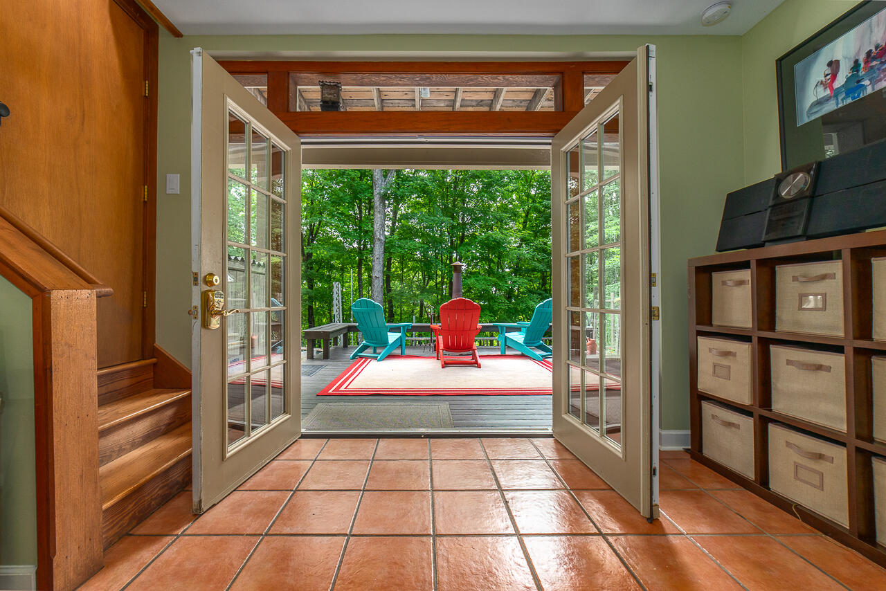 70 Mountain Song Ln