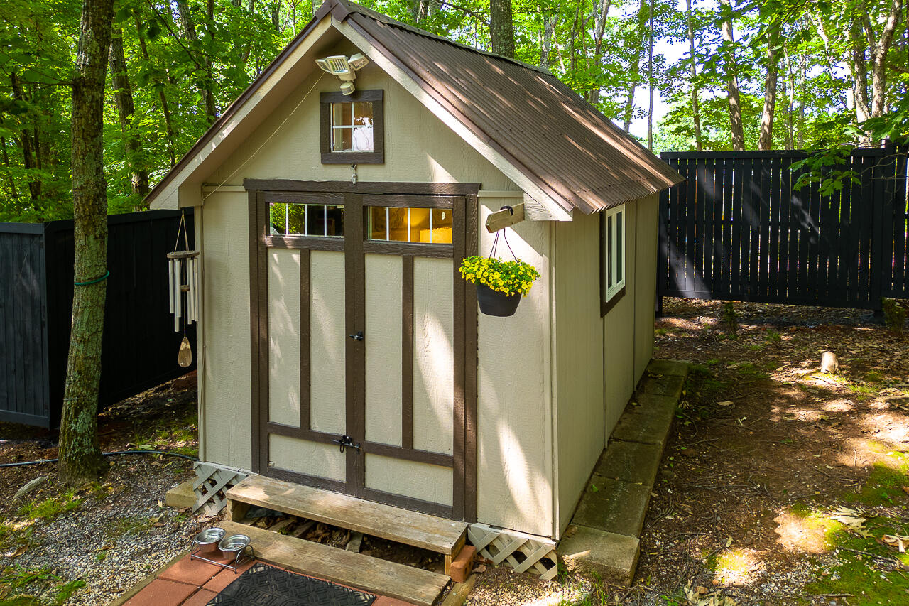 70 Mountain Song Ln