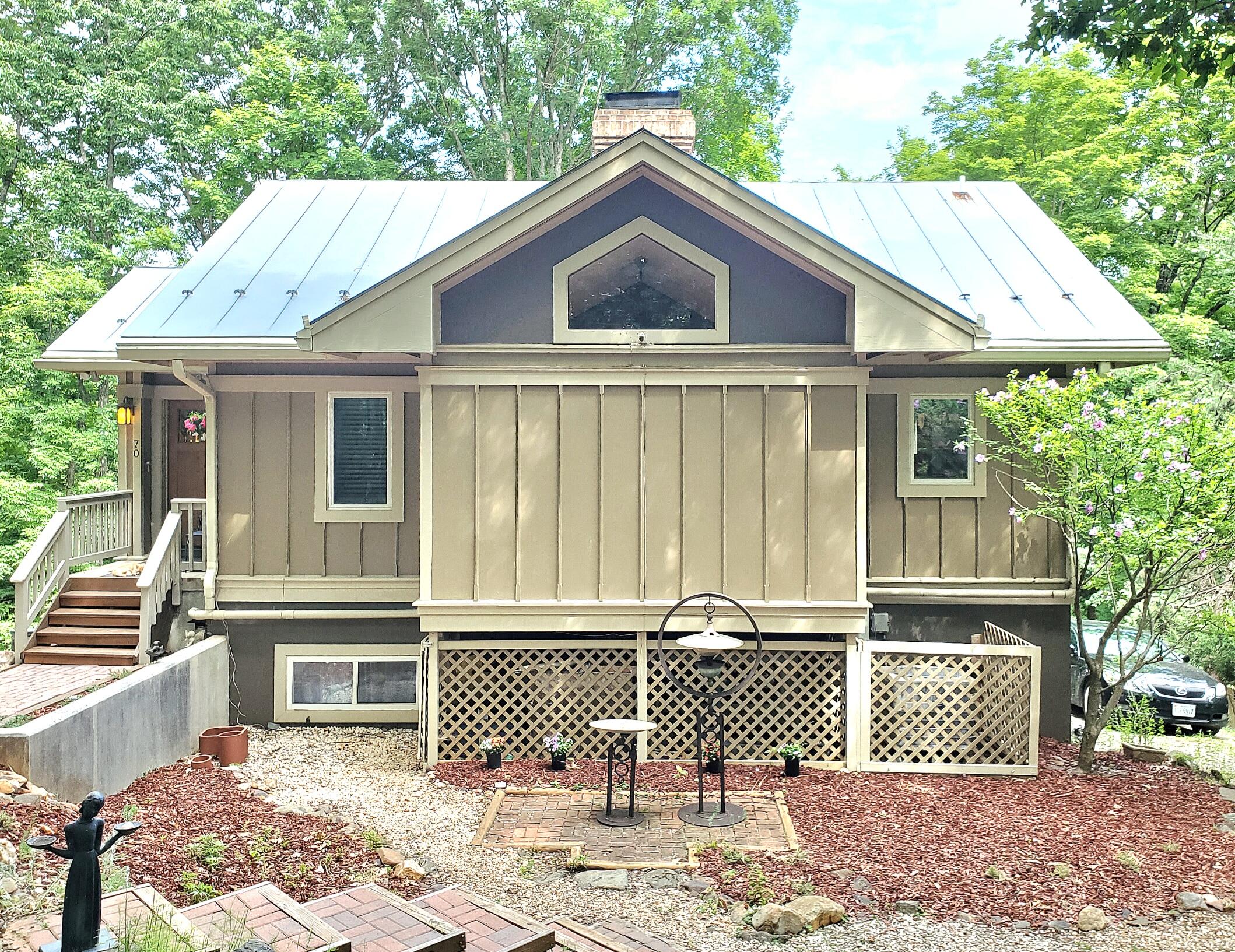 70 Mountain Song Ln