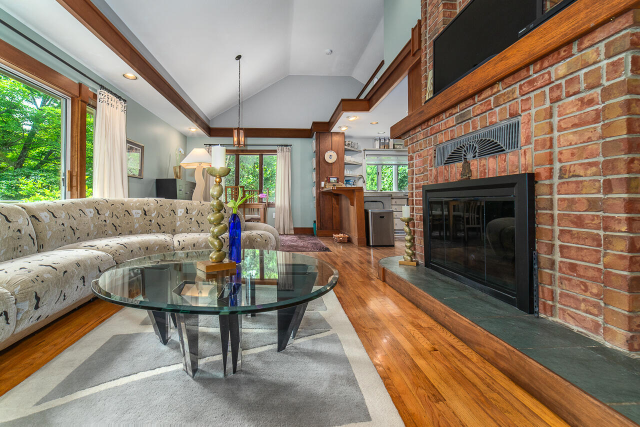 70 Mountain Song Ln
