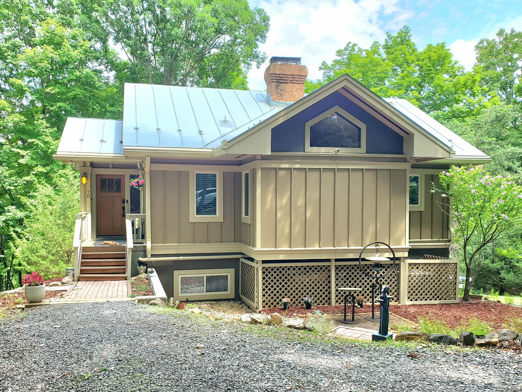 70 Mountain Song Ln
