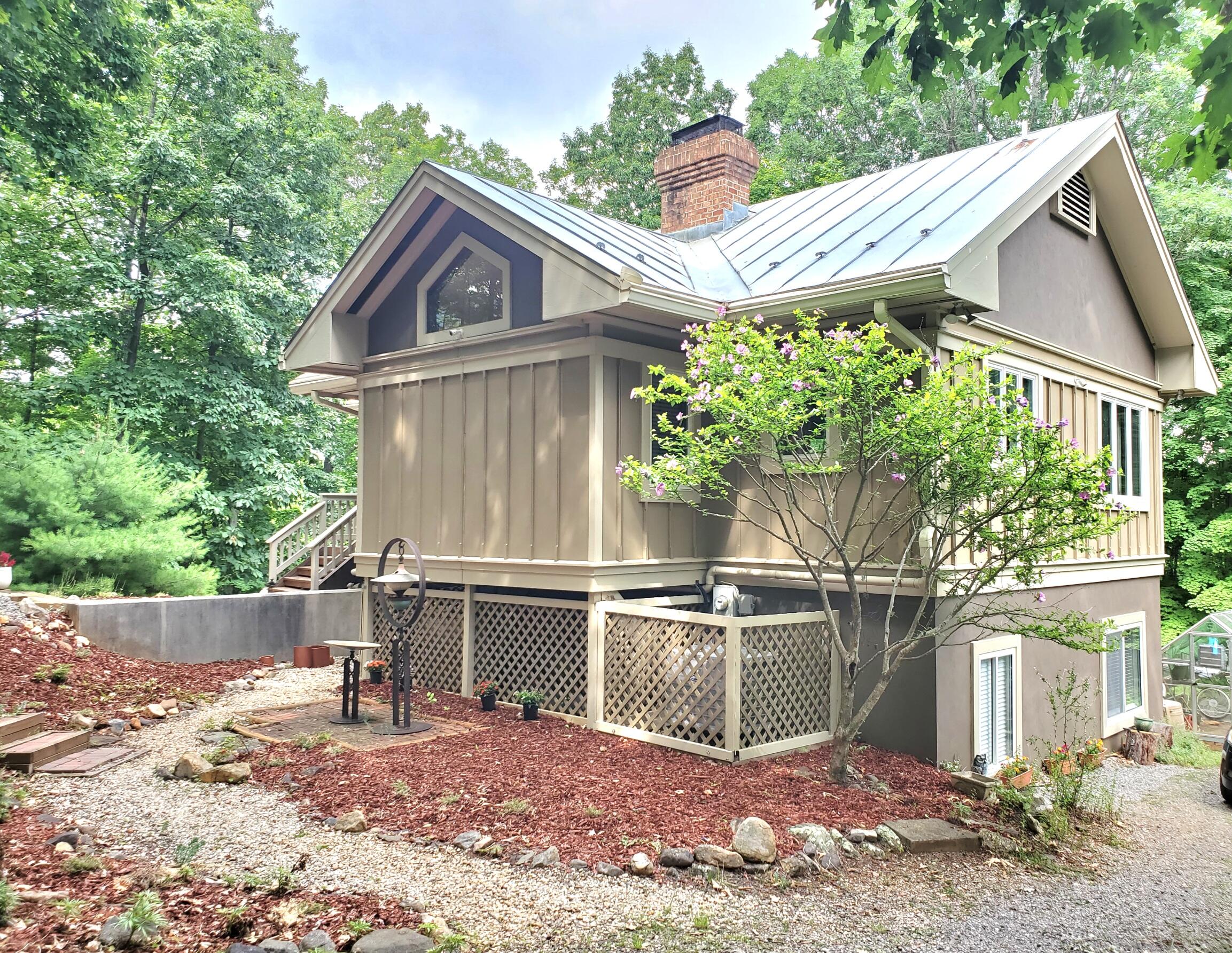 70 Mountain Song Ln