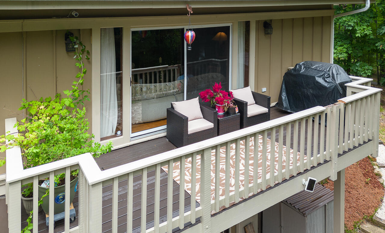 70 Mountain Song Ln