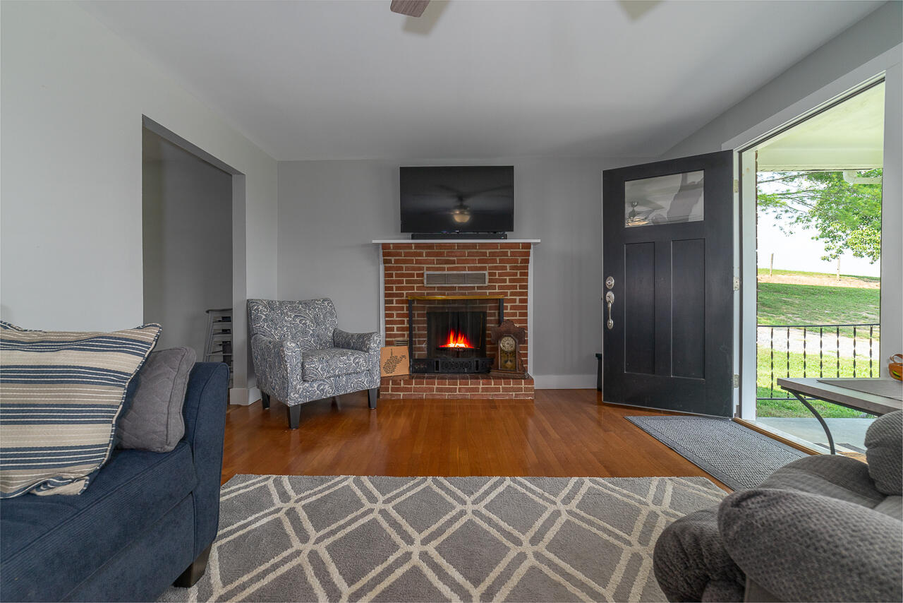 89 Claytor Ln