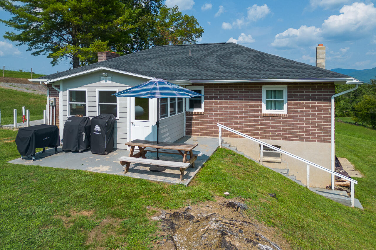 89 Claytor Ln