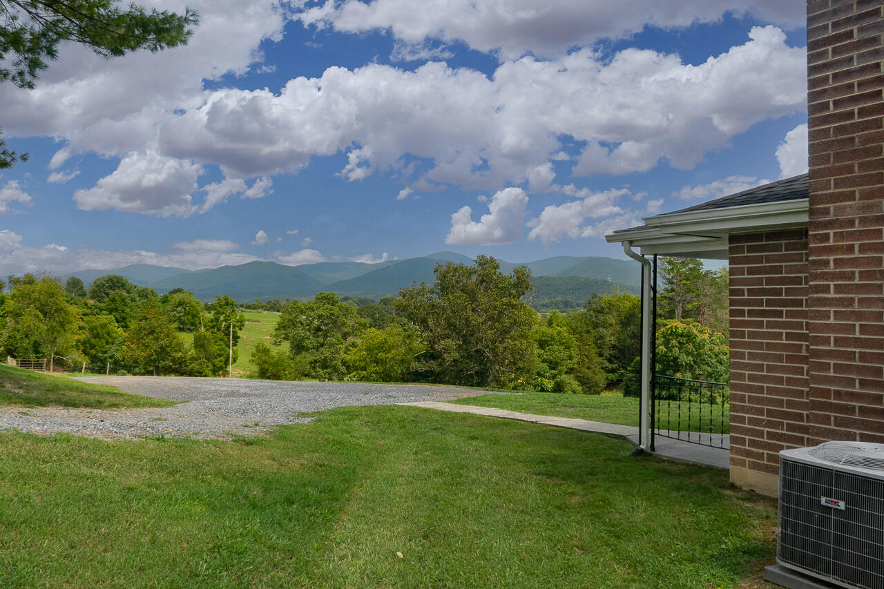 89 Claytor Ln