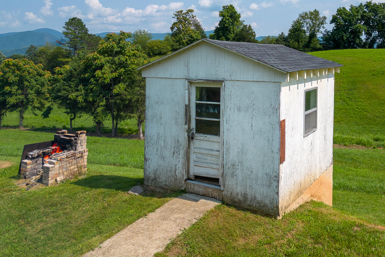 89 Claytor Ln