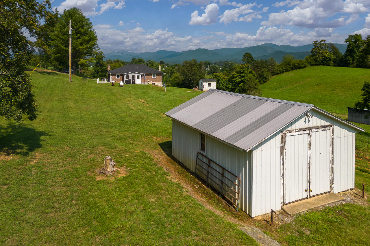 89 Claytor Ln