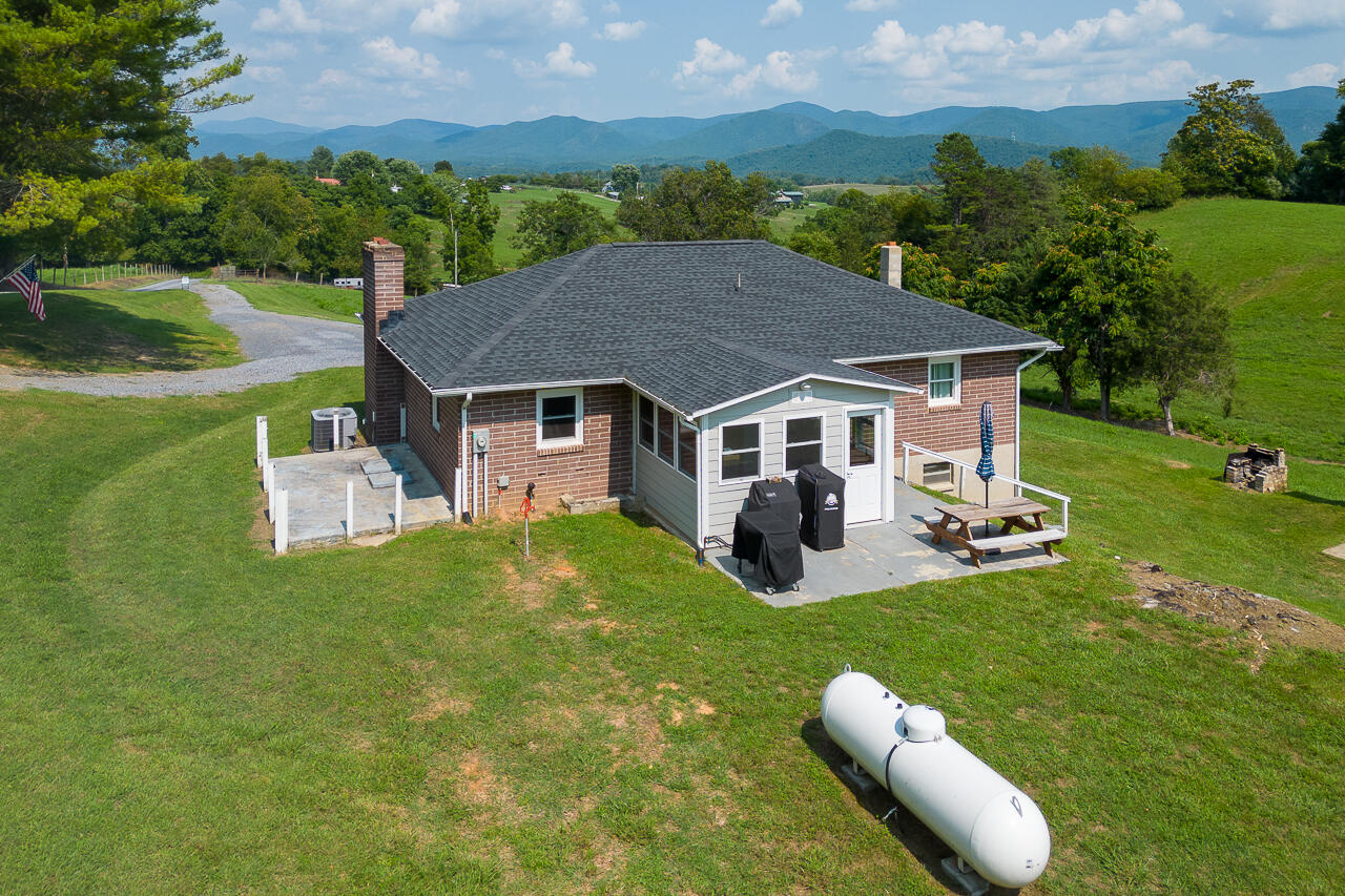 89 Claytor Ln