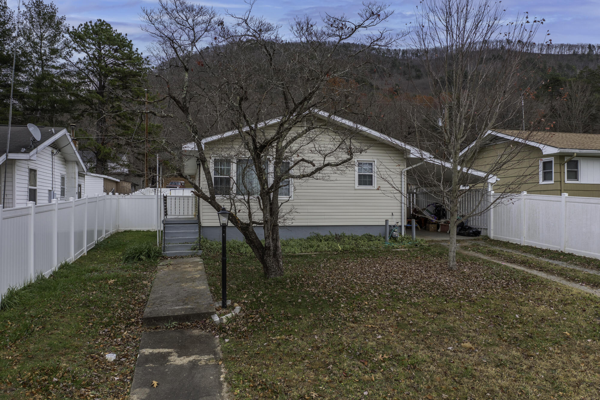 1952 Spruce Ave