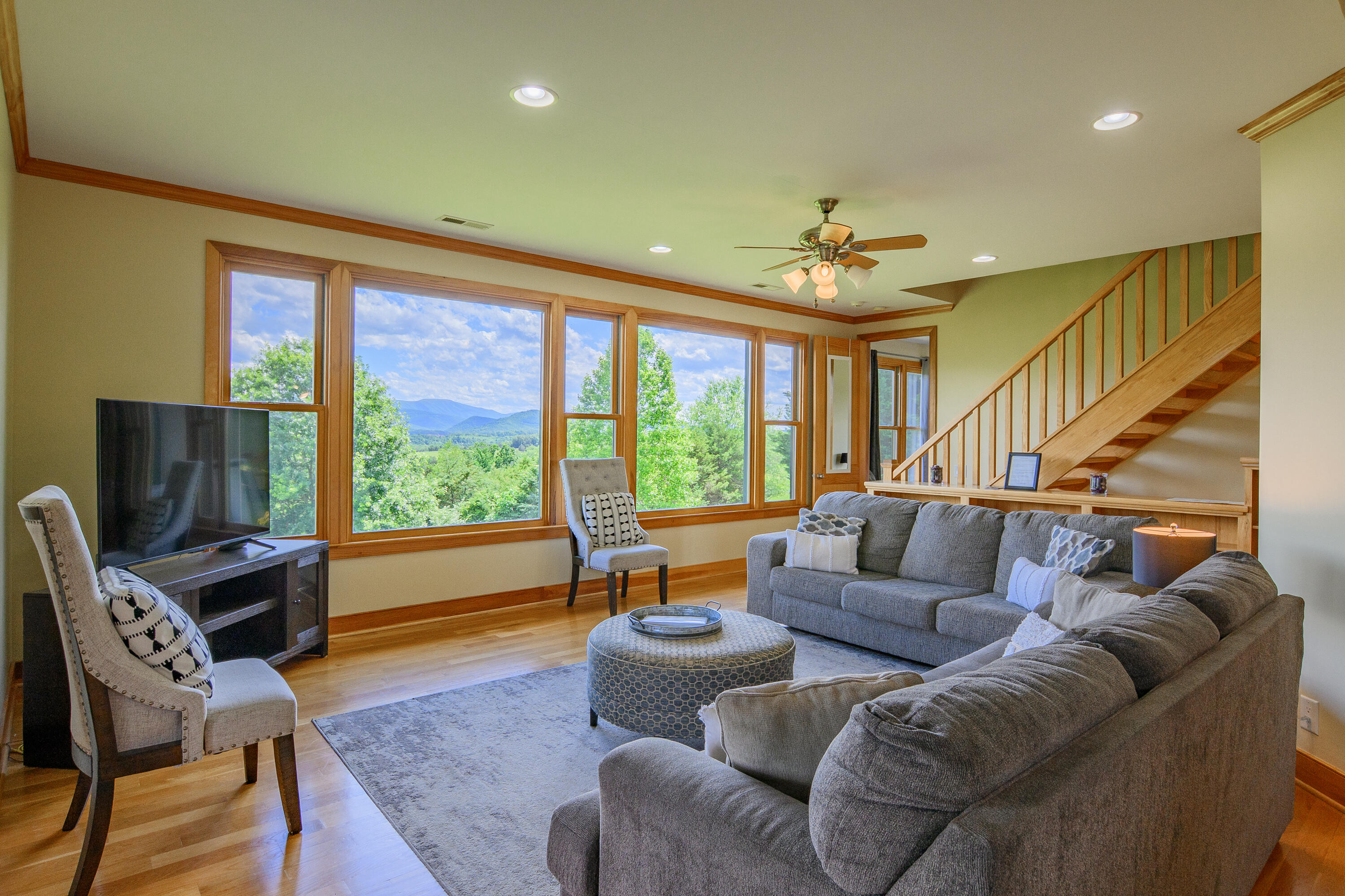 35 Meadow Heights Ln