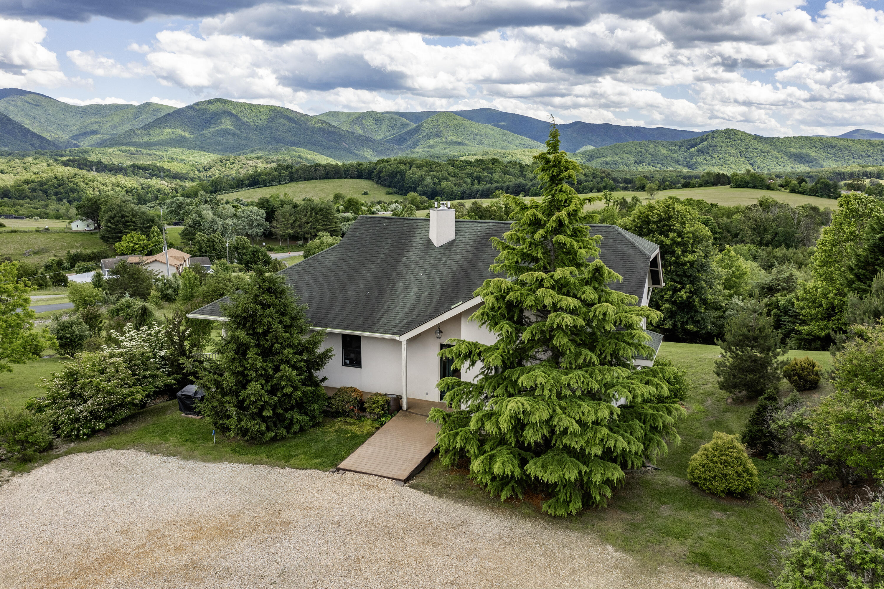 35 Meadow Heights Ln