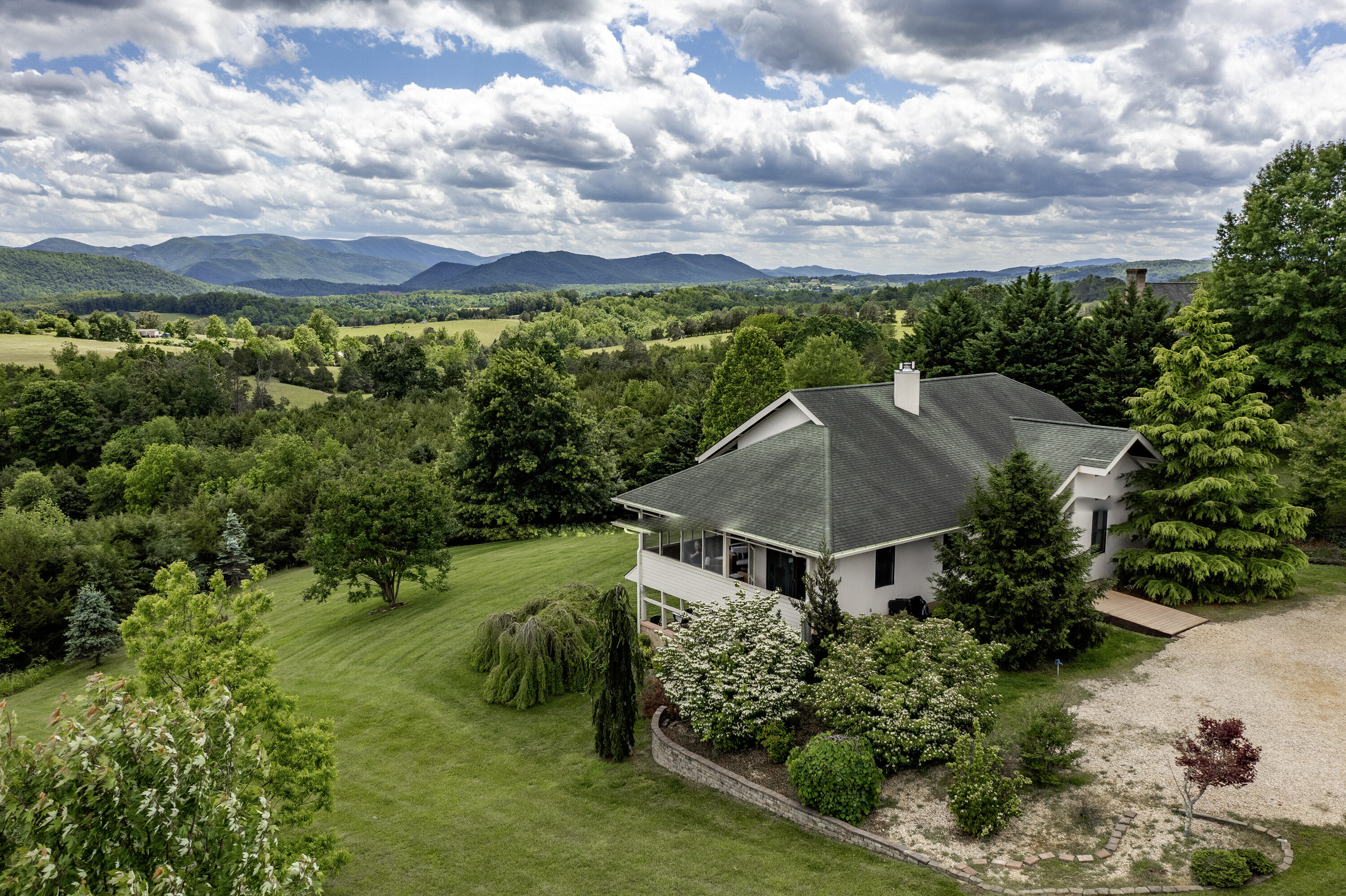 35 Meadow Heights Ln