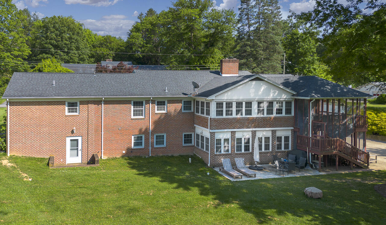 903 Bowyer Ln