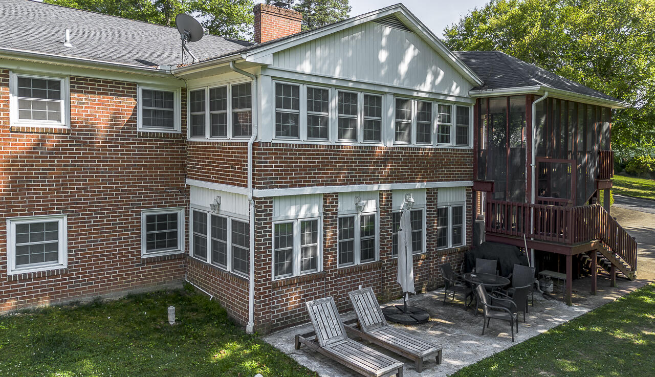 903 Bowyer Ln