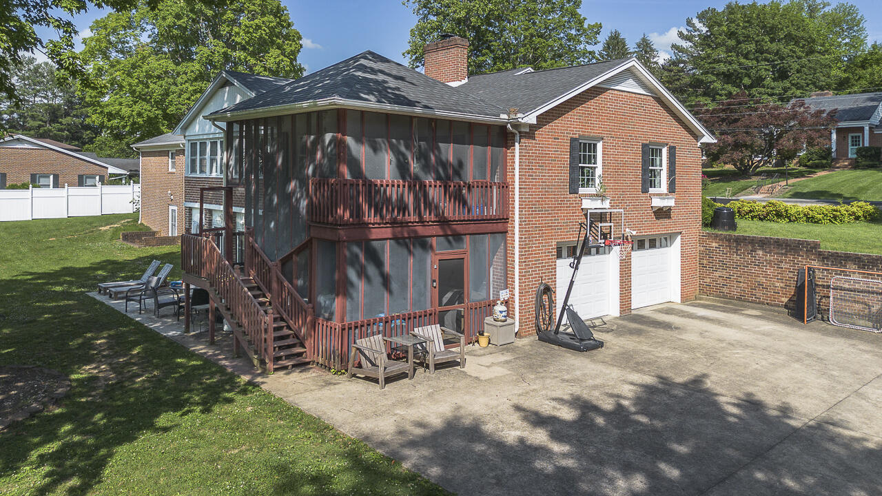903 Bowyer Ln
