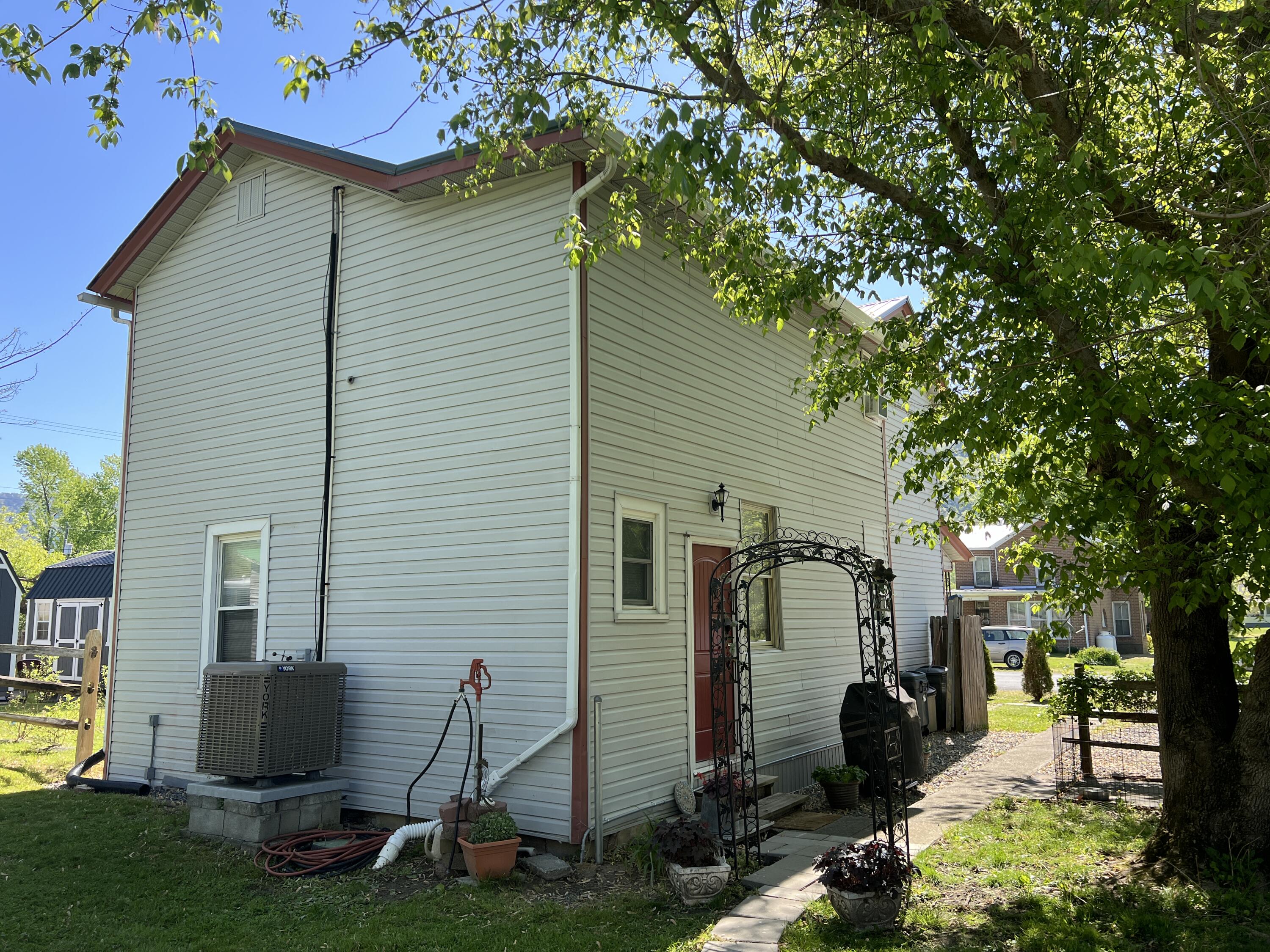702 Anderson St