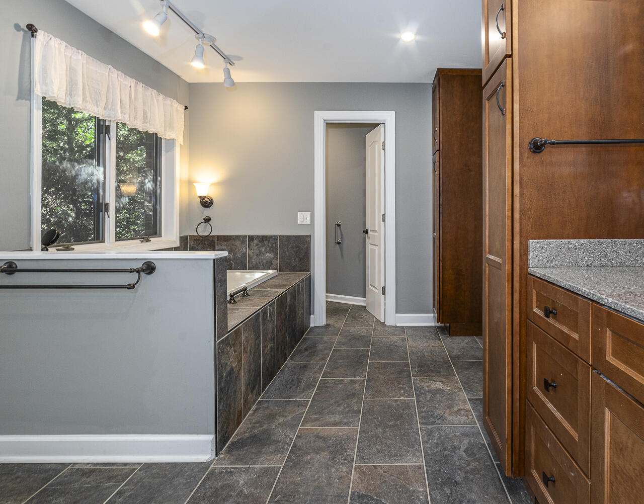 150 Forest Hill View