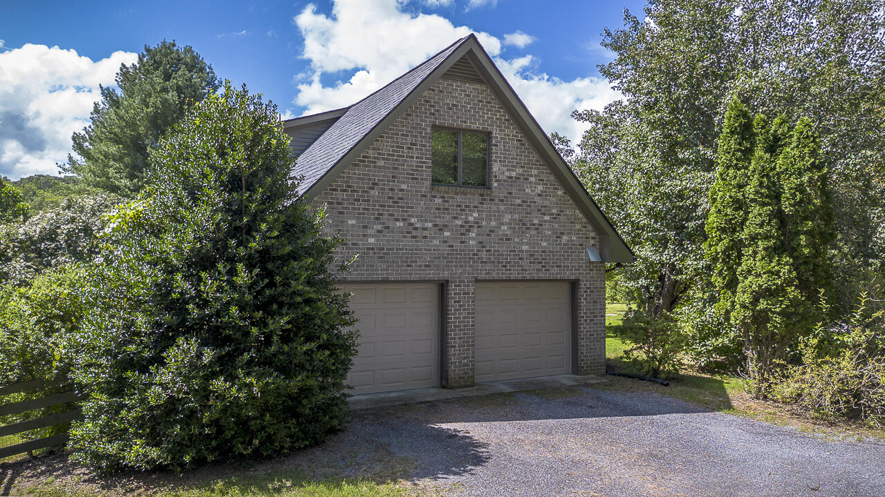 150 Forest Hill View