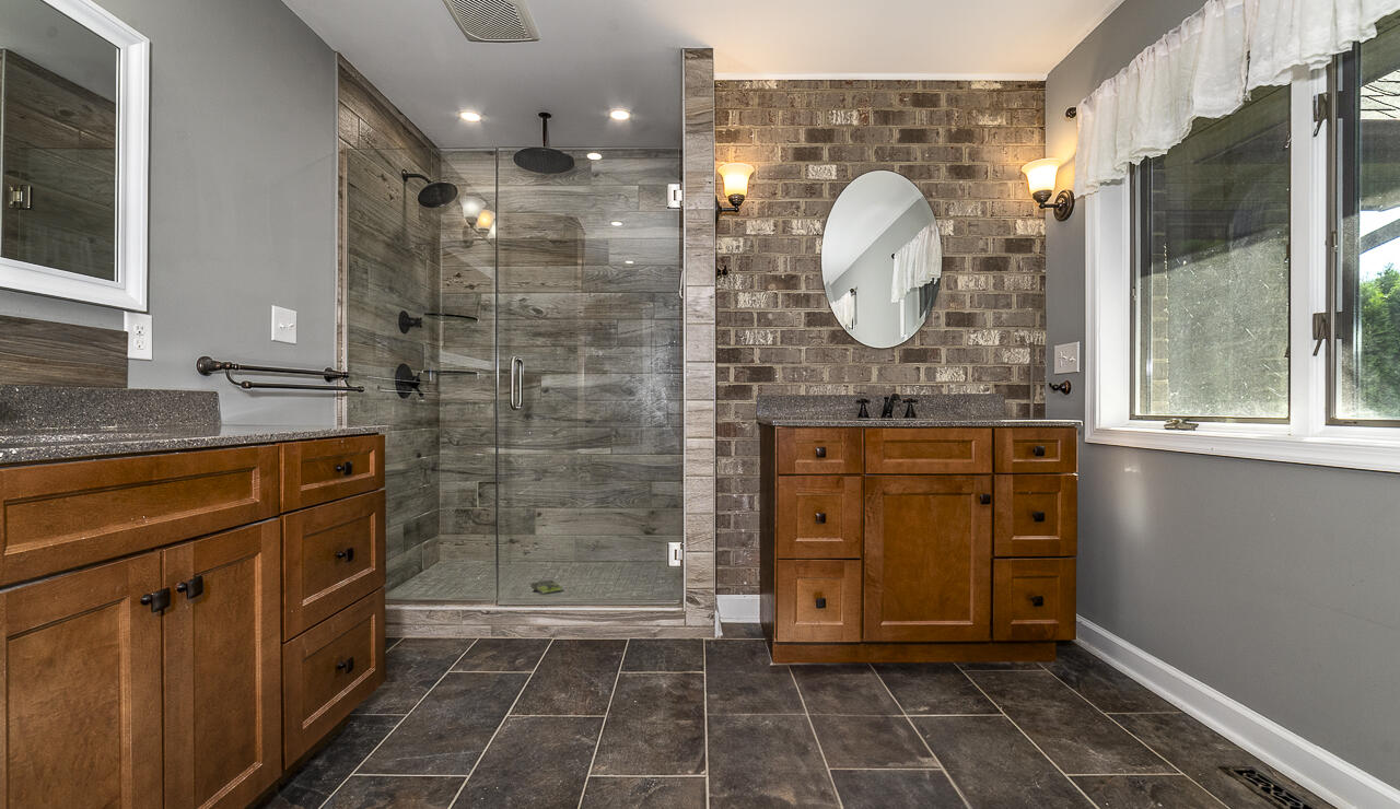 150 Forest Hill View