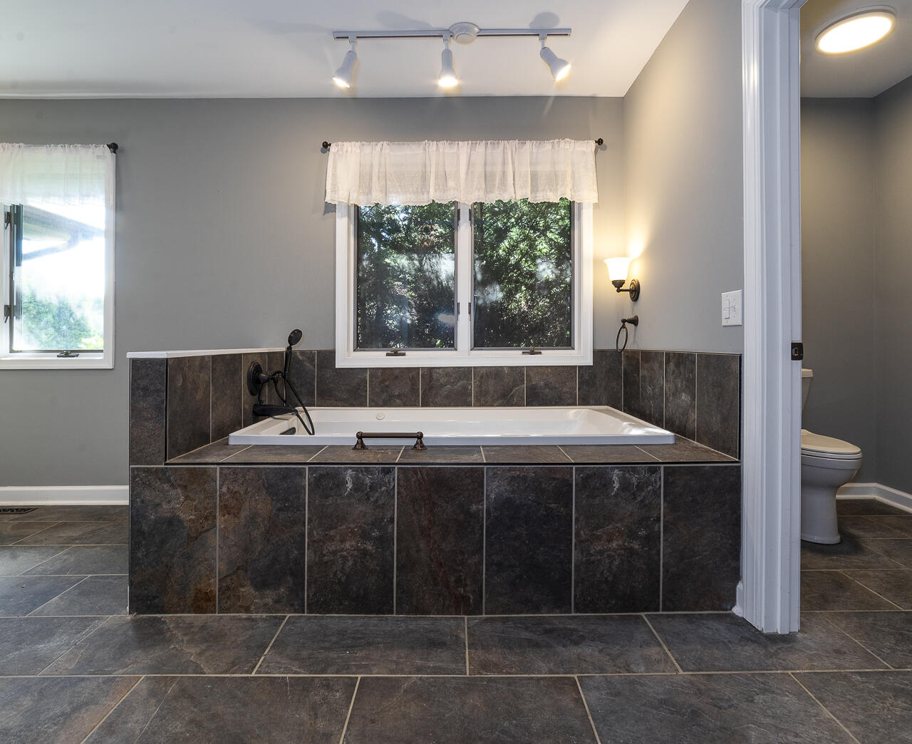 150 Forest Hill View