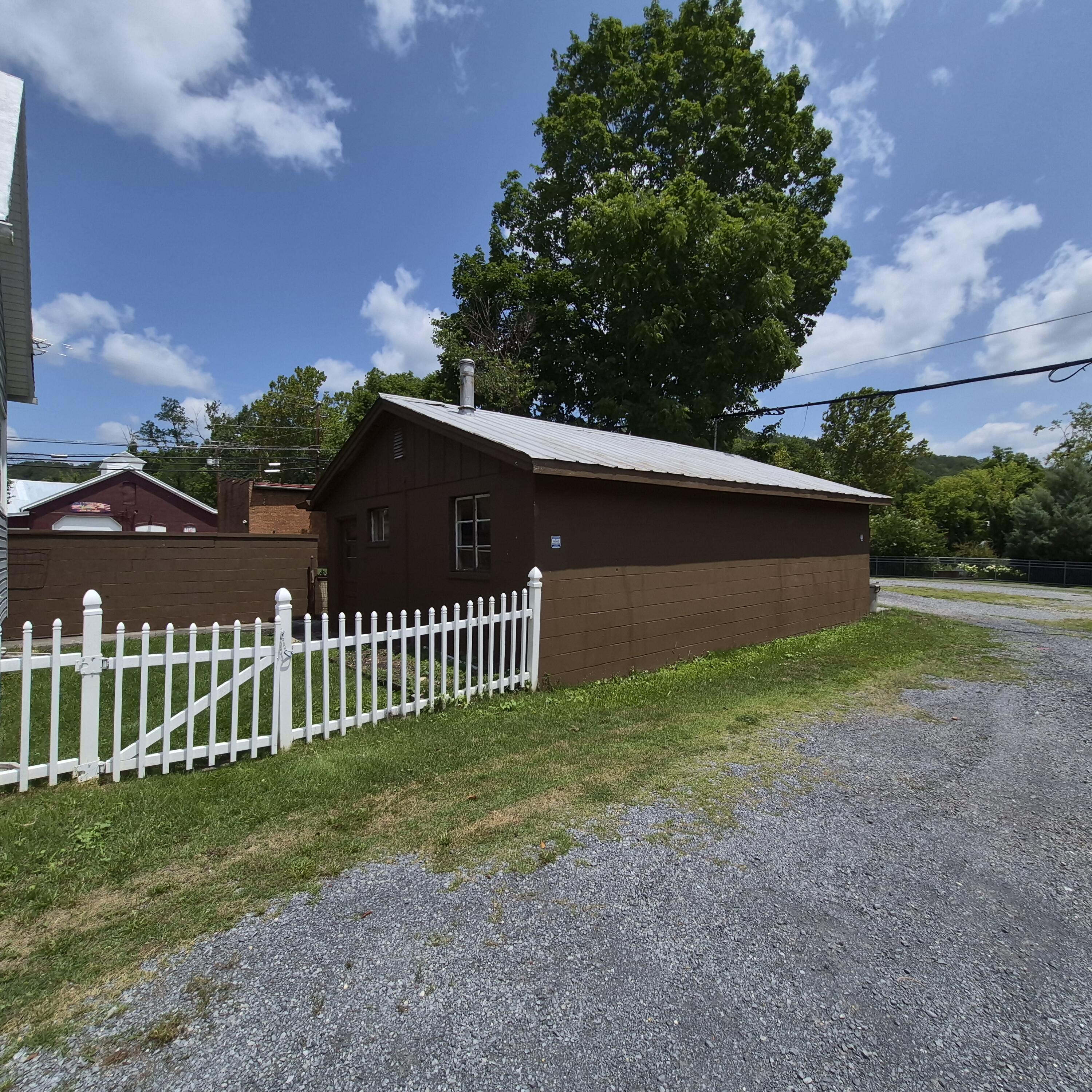416 Commercial Ave