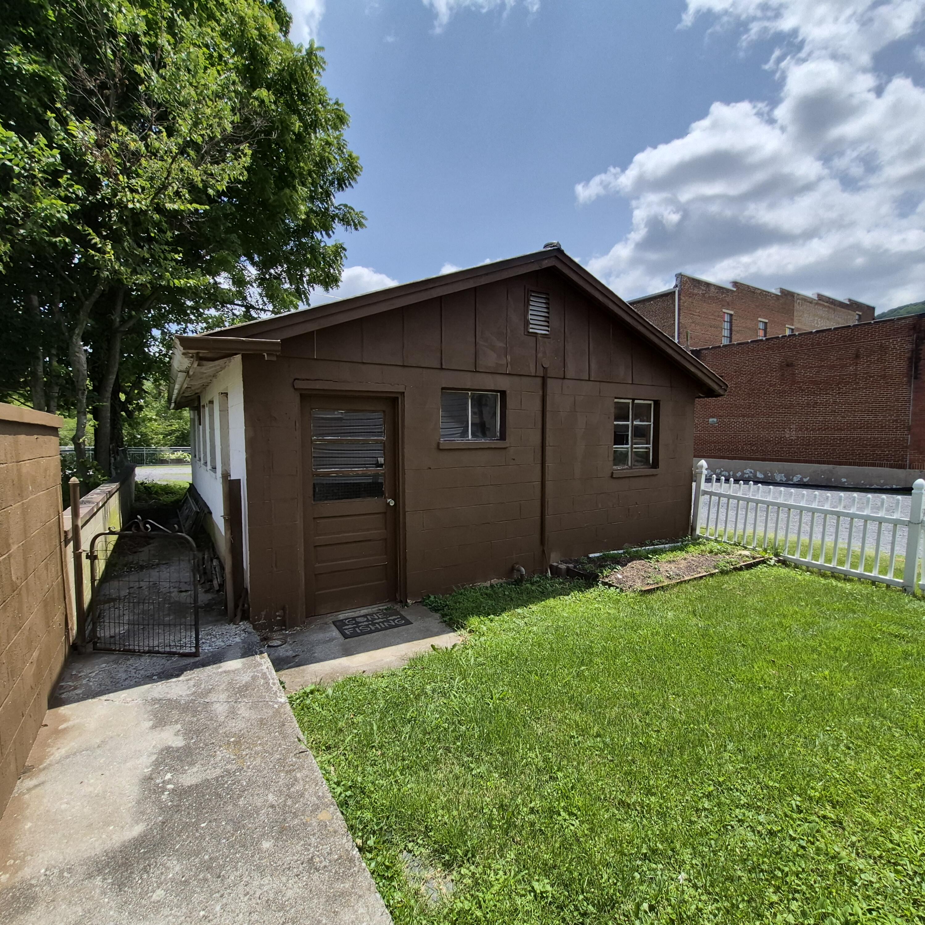 416 Commercial Ave