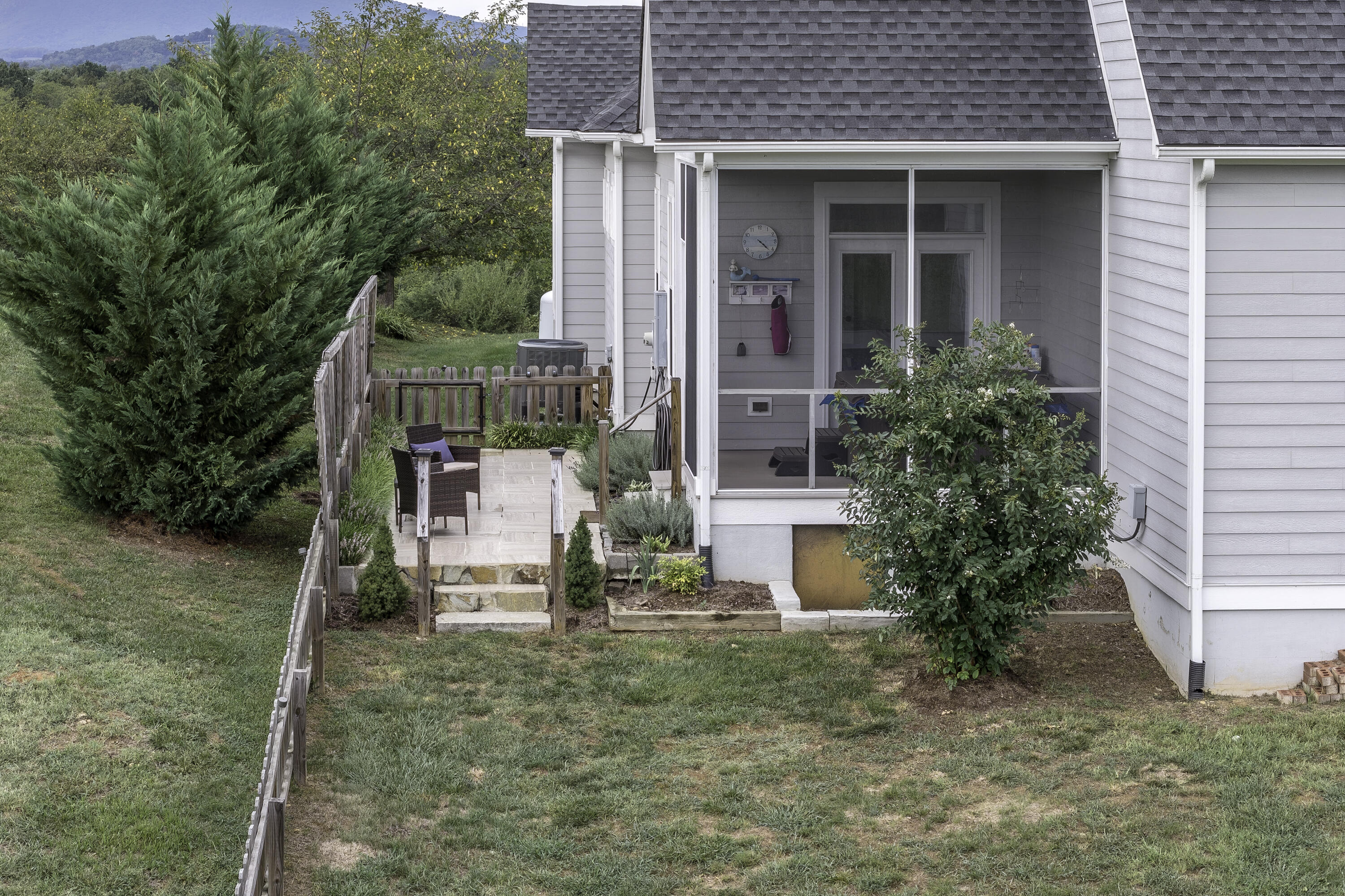 35 Cora Ln