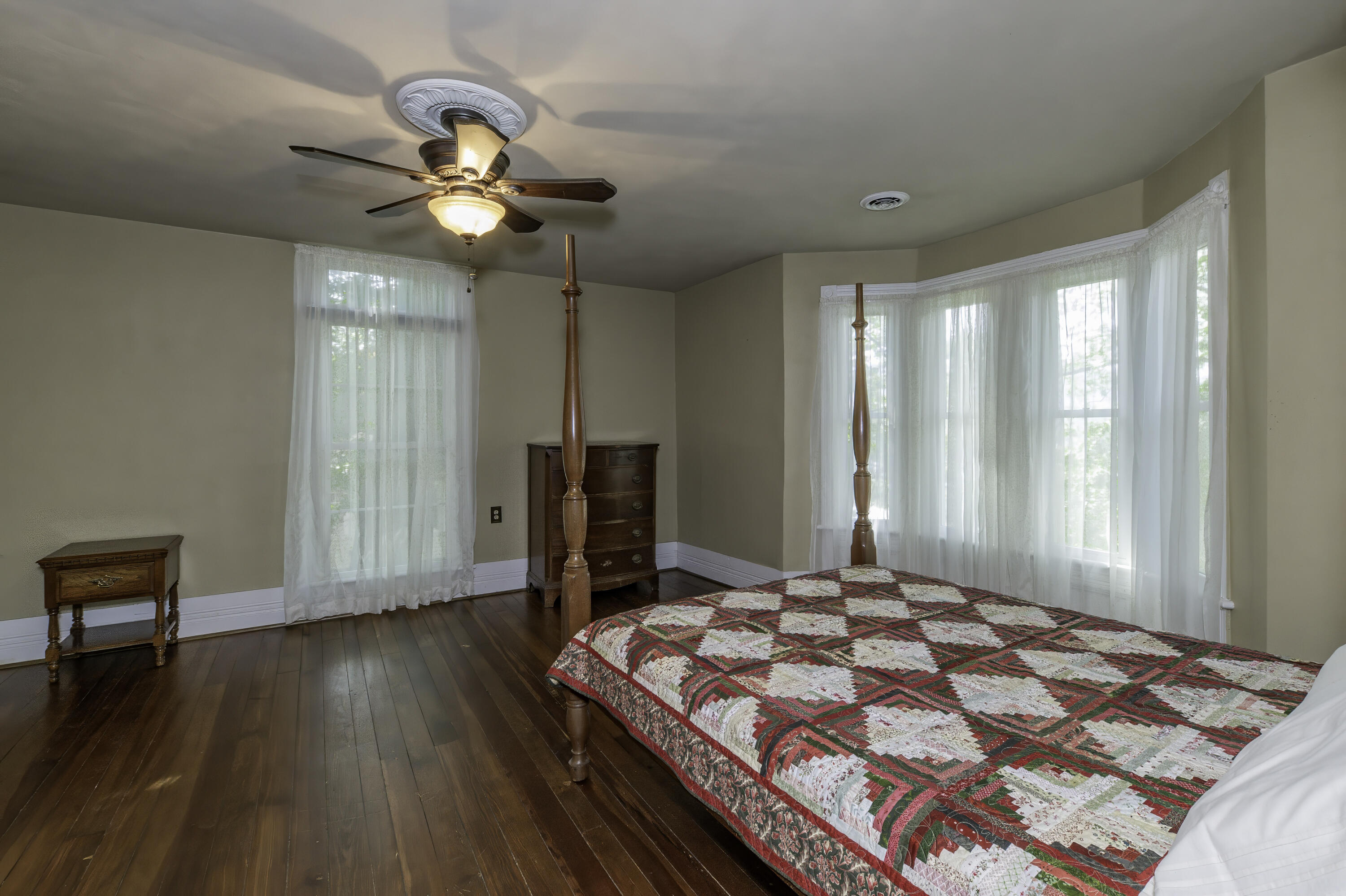 245 W 26TH St