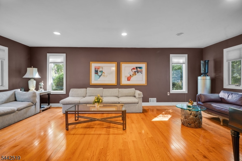 4 Halifax Dr