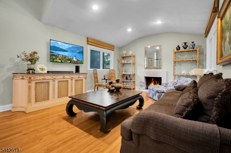 4 Halifax Dr