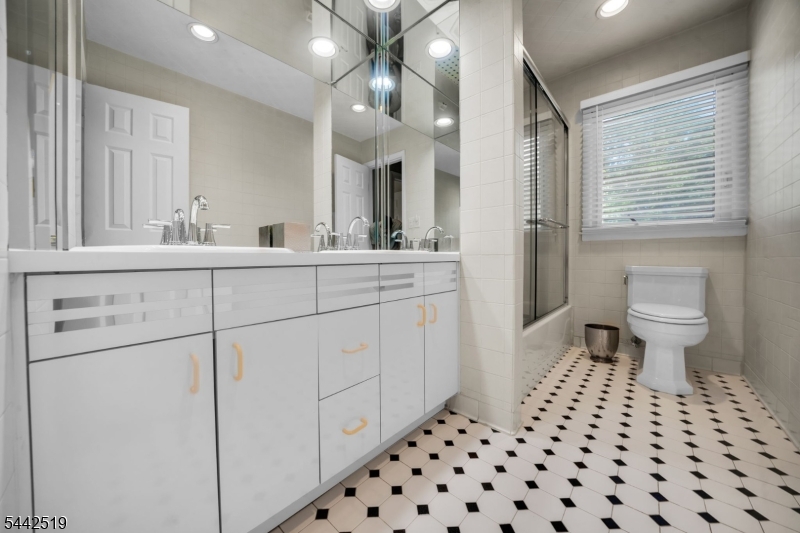 4 Halifax Dr