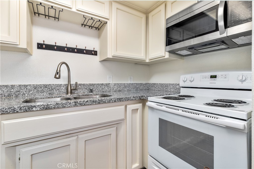 3121 Spring Street 102