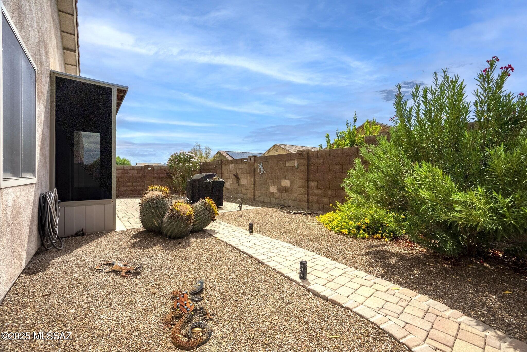 122 E Calle Del Capullo