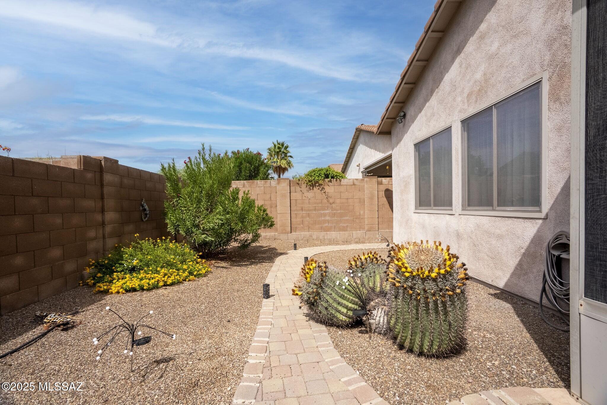 122 E Calle Del Capullo